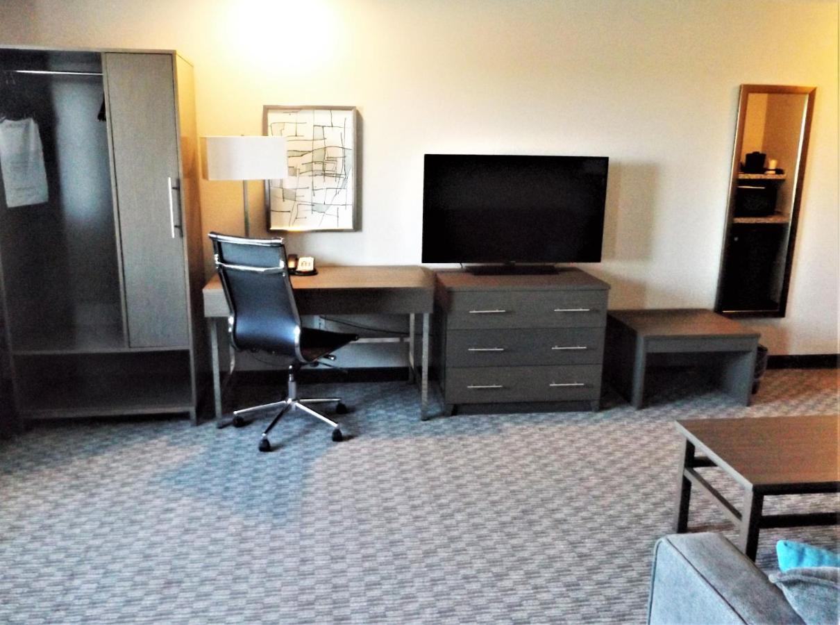Brookstone Inn & Suites Форт-Додж Экстерьер фото